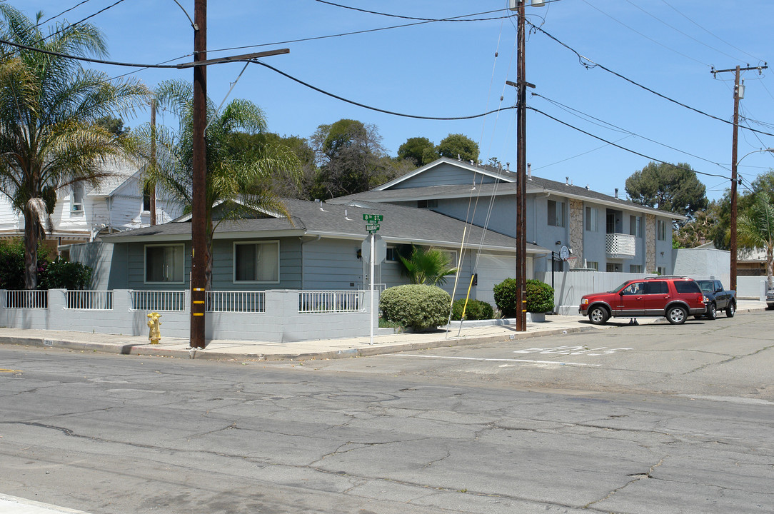 221 N 8th St in Santa Paula, CA - Foto de edificio