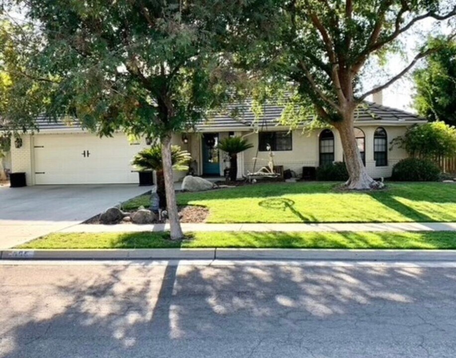 405 Fairview Dr in Lemoore, CA - Building Photo