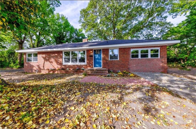 1557 N Great Neck Rd in Virginia Beach, VA - Building Photo - Building Photo