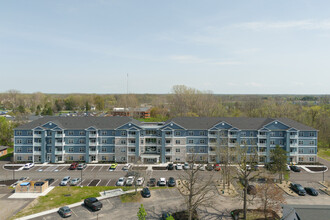 Creekview Court in Getzville, NY - Foto de edificio - Building Photo