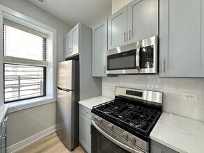 437 W Belden Ave, Unit J08W in Chicago, IL - Building Photo - Building Photo