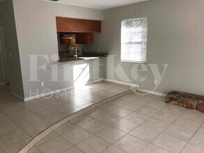 2224 E Hanna Ave in Tampa, FL - Building Photo - Building Photo