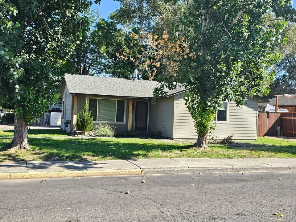 264 SE D St in Madras, OR - Foto de edificio