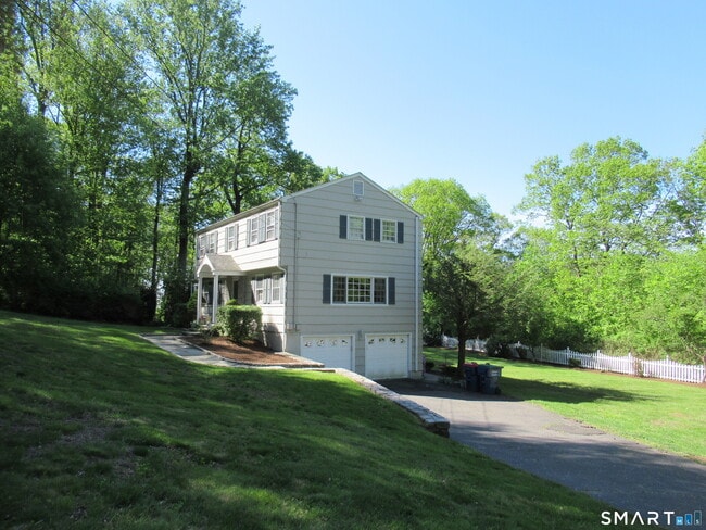 25 Shelter Rock Rd in Trumbull, CT - Building Photo - Building Photo