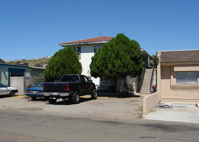 7902 Lester Ave in Lemon Grove, CA - Foto de edificio - Building Photo