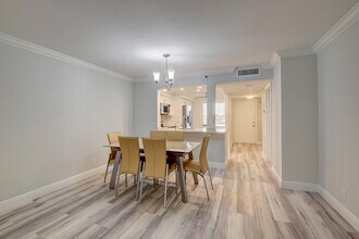 7076 Huntington Ln in Delray Beach, FL - Building Photo - Building Photo