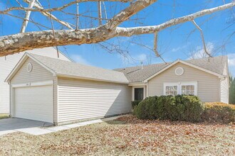 2989 Hearthside Dr in Greenwood, IN - Foto de edificio - Building Photo