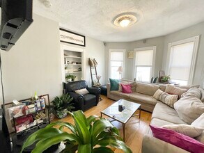 24 Pond St in Boston, MA - Foto de edificio - Building Photo