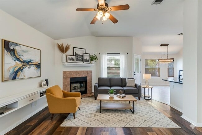 107 Cassandra Dr in Hutto, TX - Building Photo - Building Photo