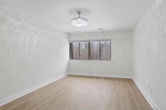 70 Pheasant Run in Roslyn, NY - Building Photo - Building Photo