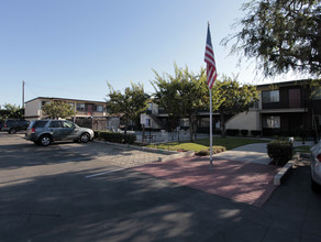 Coast Apartments in Costa Mesa, CA - Foto de edificio - Building Photo