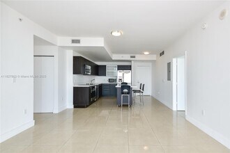 90 SW 3rd St, Unit 3008 in Miami, FL - Building Photo - Building Photo