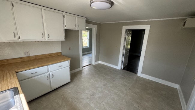 property at 101 S Honeysuckle Ln