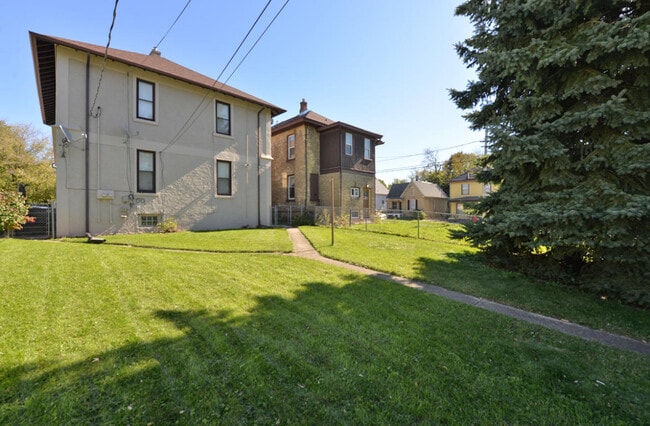 1106 David St, Unit Upper Unit in Racine, WI - Building Photo - Building Photo