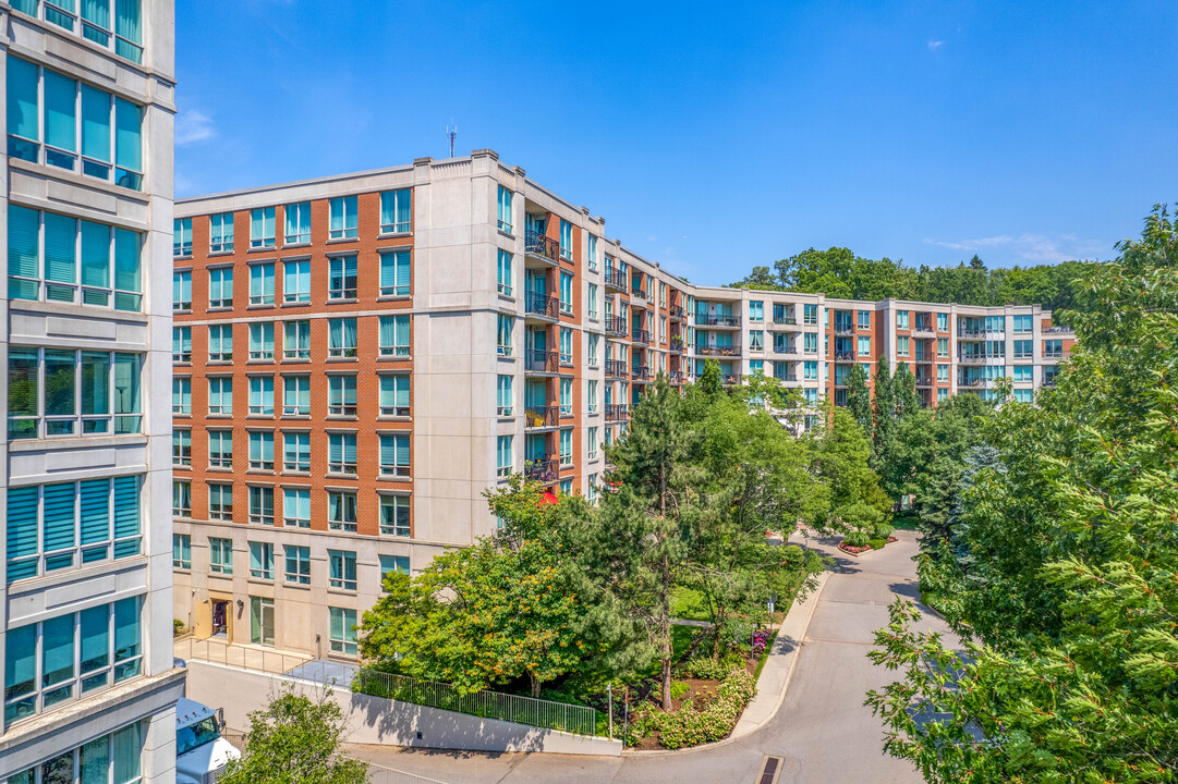 Hillside Ravines II in Toronto, ON - Building Photo