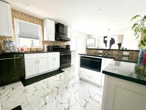 44 Leonhardt Ct in Saddle Brook, NJ - Building Photo - Building Photo