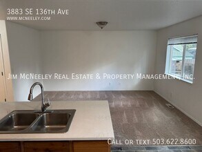 3883 SE 136th Ave in Portland, OR - Building Photo - Building Photo