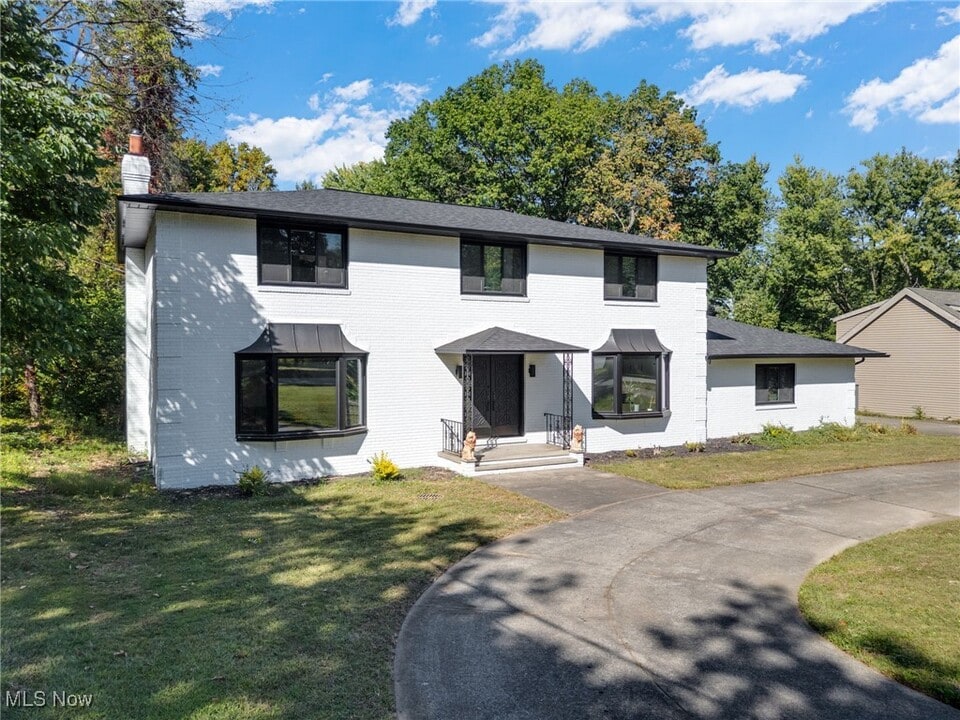6713 Farview Rd in Brecksville, OH - Foto de edificio