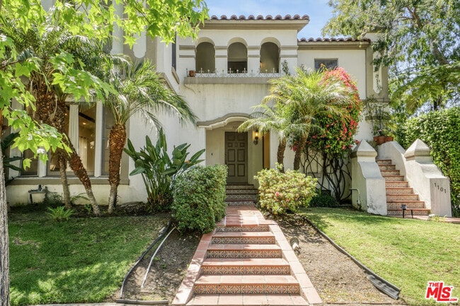property at 1103 S Oakhurst Dr