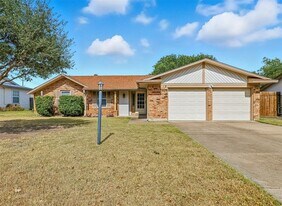 503 Cozby St N in Benbrook, TX - Building Photo