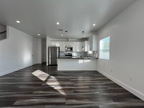 6734 Irvine Ave in North Hollywood, CA - Foto de edificio - Building Photo