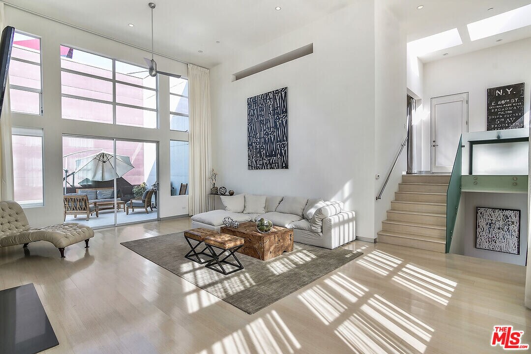 711 Westbourne Dr in West Hollywood, CA - Building Photo