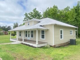 494 Main St in Brodnax, VA - Building Photo