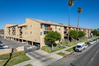 Northridge Gardens Apartments in Northridge, CA - Building Photo - Building Photo