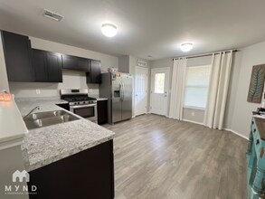 726 W Lola Dr in Mustang, OK - Building Photo - Building Photo