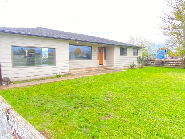 4182 Avenue A in White City, OR - Building Photo - Building Photo