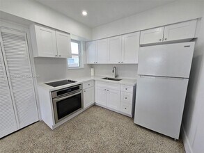 3245 SW 88th Ct in Miami, FL - Building Photo - Building Photo