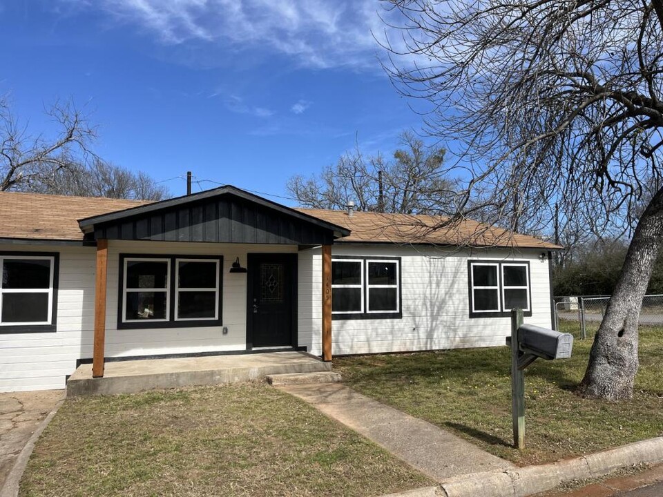 1405 Hovey St in Bridgeport, TX - Building Photo