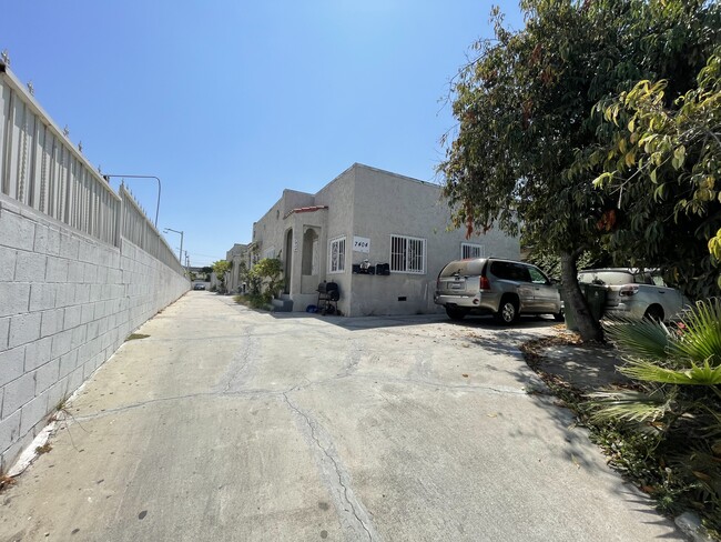 7404 S Figueroa St in Los Angeles, CA - Building Photo - Building Photo