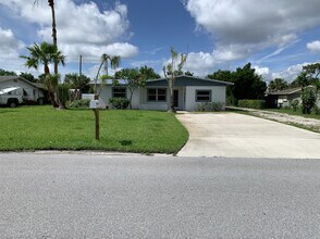 1642 NE South St in Jensen Beach, FL - Building Photo - Building Photo