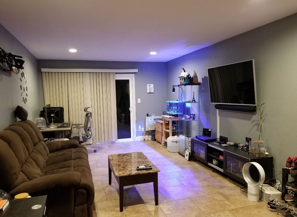 1010 W MacArthur Blvd in Santa Ana, CA - Building Photo