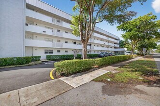 3550 NE 169th St in North Miami Beach, FL - Building Photo - Building Photo