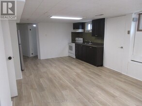 72 Navaho Dr in Toronto, ON - Building Photo - Building Photo