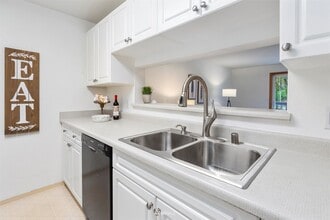 23335 Cedar Way, Unit B102 in Mountlake Terrace, WA - Building Photo - Building Photo