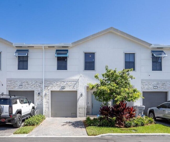 369 NW 8th Ct in Pompano Beach, FL - Building Photo - Building Photo