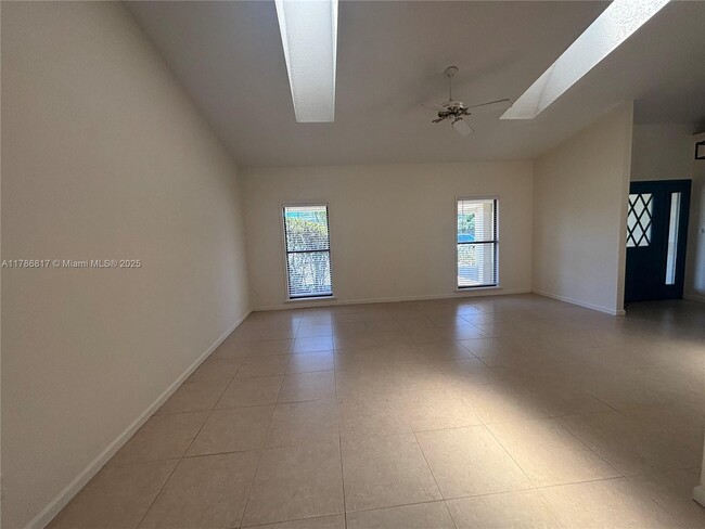 123 Sandpiper Ave in Royal Palm Beach, FL - Foto de edificio - Building Photo