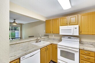 10026 NE 127th Pl, Unit D116 in Kirkland, WA - Building Photo - Building Photo