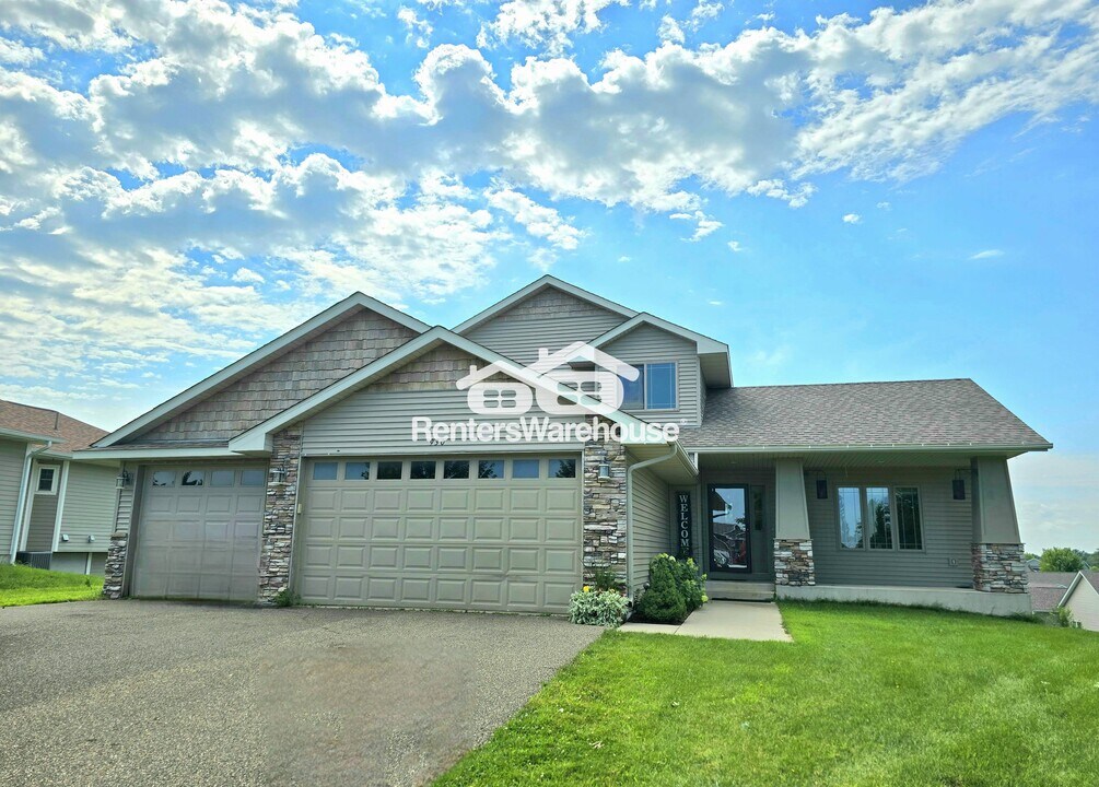 930 Aspen Cir in Watertown, MN - Foto de edificio