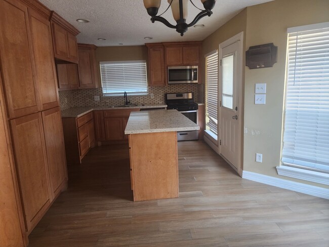 9902 Kings Walk Round St