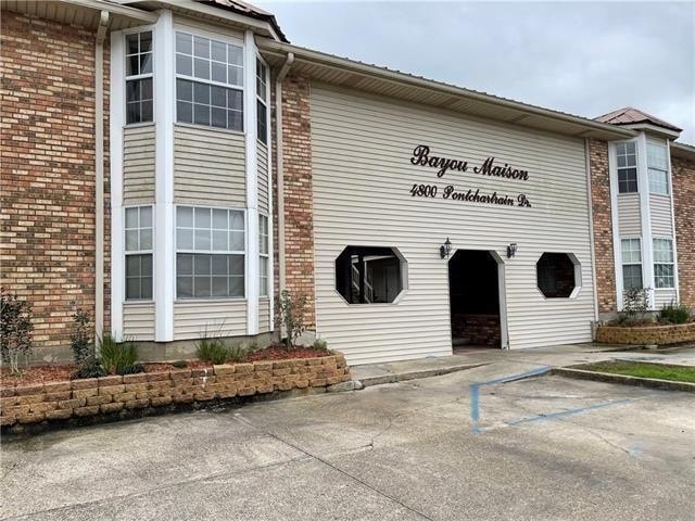 property at 4800 Pontchartrain Dr