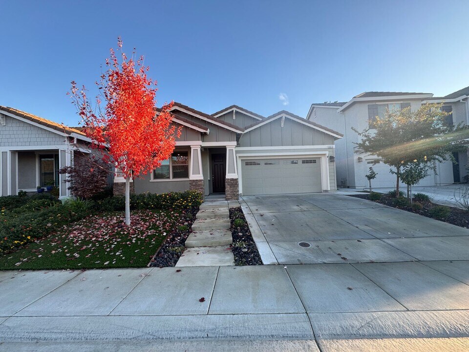 5073 Creekhollow Way in Roseville, CA - Building Photo