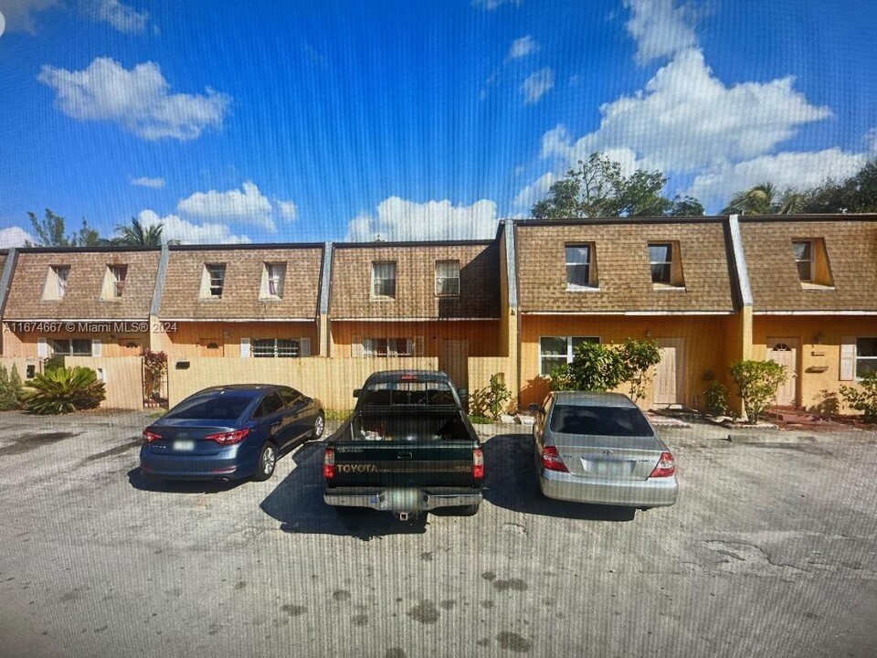 2610 NW 60th Way in Sunrise, FL - Building Photo