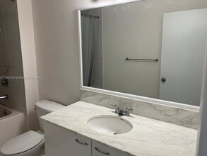 133 NE 2nd Ave, Unit 1710 in Miami, FL - Building Photo - Building Photo