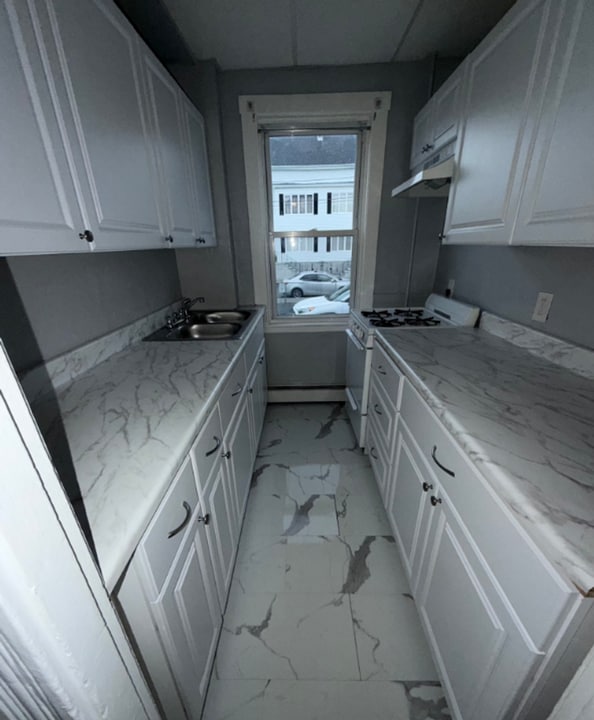 1879 N Main St in Fall River, MA - Building Photo