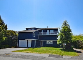 443 Pine St in Brookings, OR - Building Photo