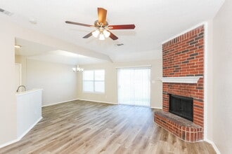 1041 Glencrest Dr in Cedar Hill, TX - Foto de edificio - Building Photo